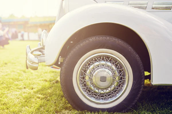 Retro car parked on grass — Stock Photo, Image