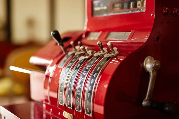 Registo de caixa antiquado vermelho numa loja — Fotografia de Stock