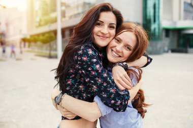 Sarılma iki neşeli kız kardeş