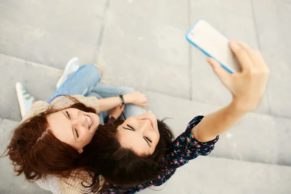 Irmãs fazendo selfie — Fotografia de Stock