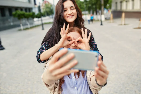 Сестри, роблячи selfie — стокове фото