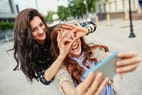 Irmãs fazendo selfie — Fotografia de Stock