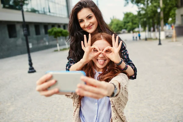 Sisters making selfie — Stock Photo, Image