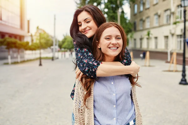 Twee vrolijke zusters knuffelen — Stockfoto