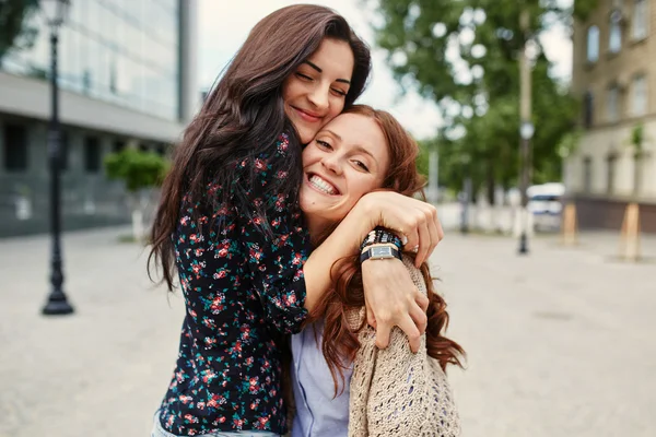 Zwei fröhliche Schwestern, die sich umarmen — Stockfoto