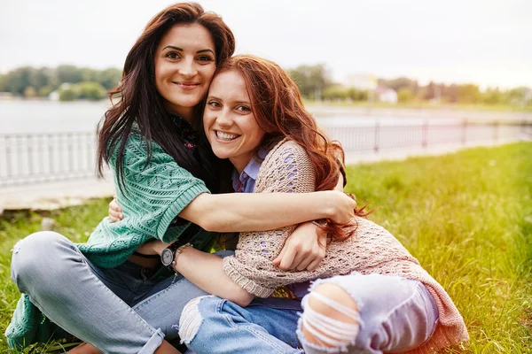 Dvě veselé sestry objímání — Stock fotografie