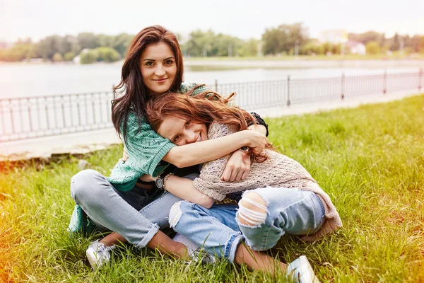 Dos hermanas alegres abrazándose — Foto de Stock