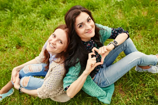 Dvě veselé sestry objímání — Stock fotografie