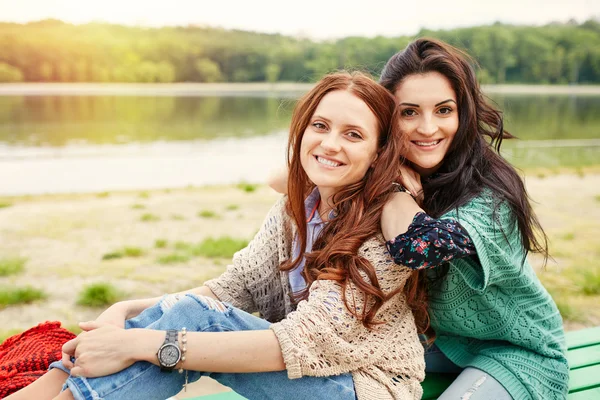 Two cheerful sisters hugging — Stock Photo, Image