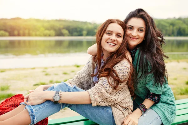 Two cheerful sisters hugging — Stock Photo, Image