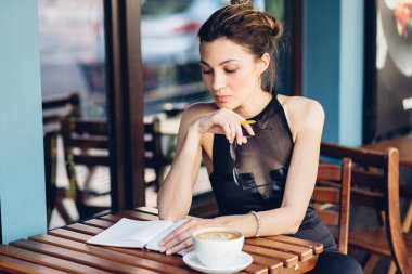 çekici kız bir not defteri ile