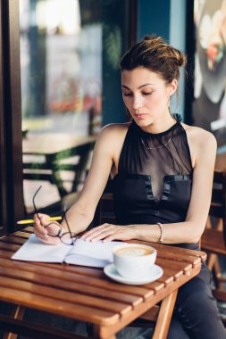 çekici kız bir not defteri ile