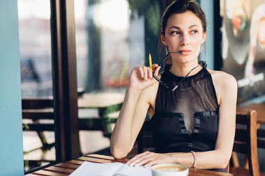 çekici kız bir not defteri ile