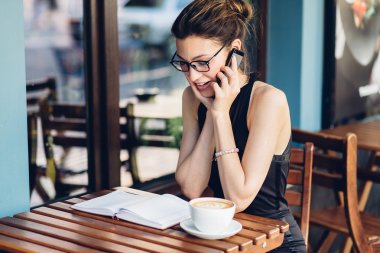 çekici kız telefonda konuşurken