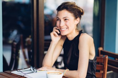 çekici kız telefonda konuşurken