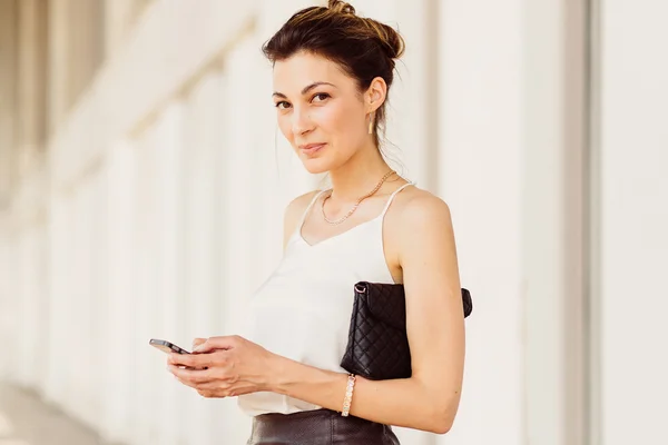 Affärskvinna med mobiltelefon — Stockfoto