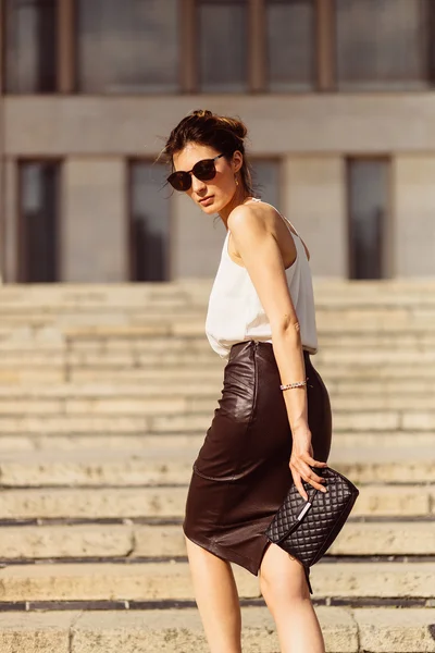 Retrato de mujer de negocios en gafas de sol — Foto de Stock