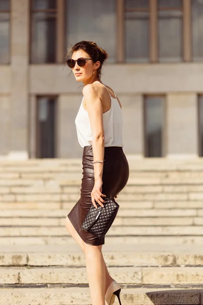 Retrato de mujer de negocios en gafas de sol — Foto de Stock