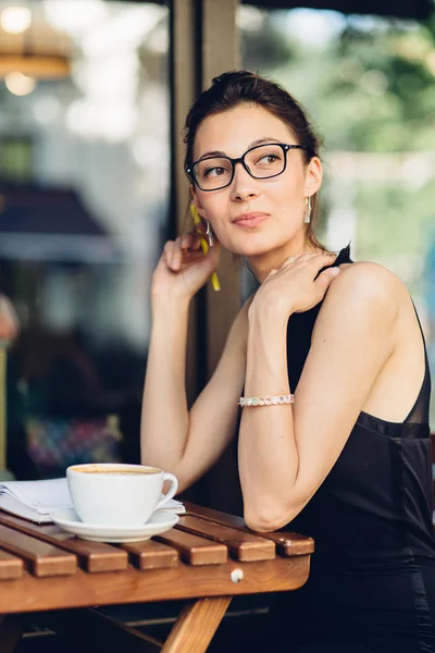 Attractive girl with a notepad — Stock Photo, Image