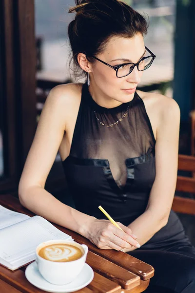 Menina atraente com um bloco de notas — Fotografia de Stock