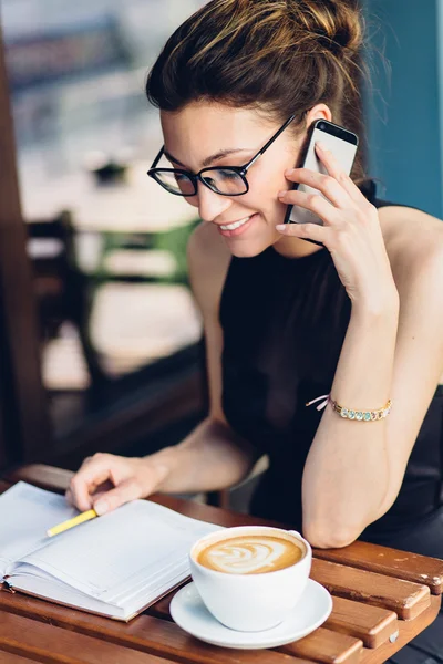 Attraente ragazza che parla al telefono — Foto Stock