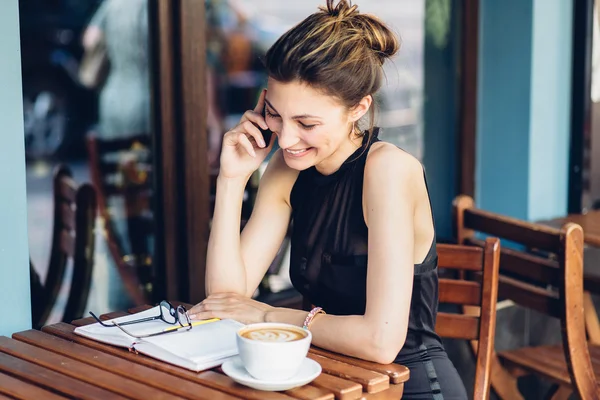 Aantrekkelijk meisje praten over de telefoon — Stockfoto