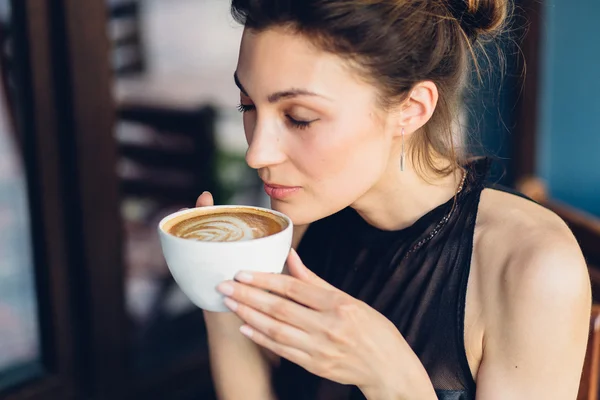 Mulher bonita beber café — Fotografia de Stock