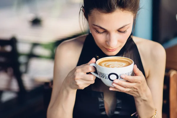 Bella donna che beve caffè — Foto Stock