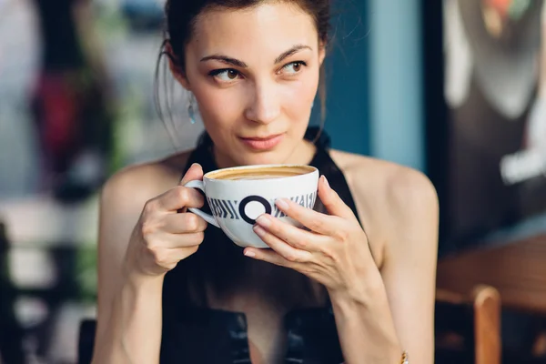 Bella donna che beve caffè — Foto Stock