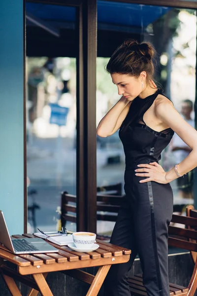 Attraente donna d'affari che lavora al suo computer portatile — Foto Stock