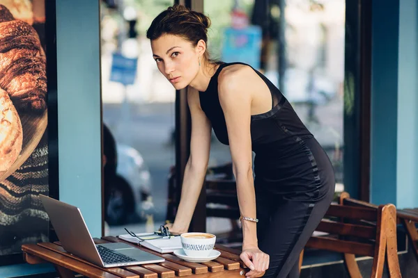 Привлекательная деловая женщина, работающая за его ноутбуком — стоковое фото