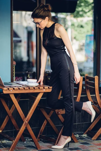 Atractiva mujer de negocios que trabaja en su computadora portátil — Foto de Stock