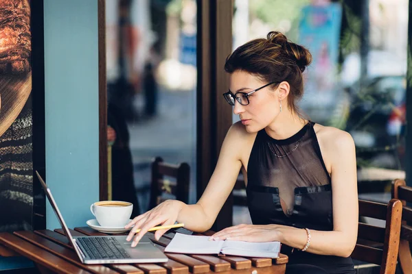 Attraktive Geschäftsfrau arbeitet an seinem Laptop — Stockfoto