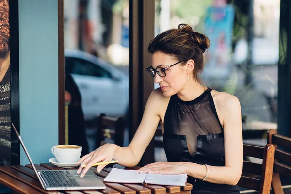 Aantrekkelijke zakenvrouw werken op zijn laptop — Stockfoto