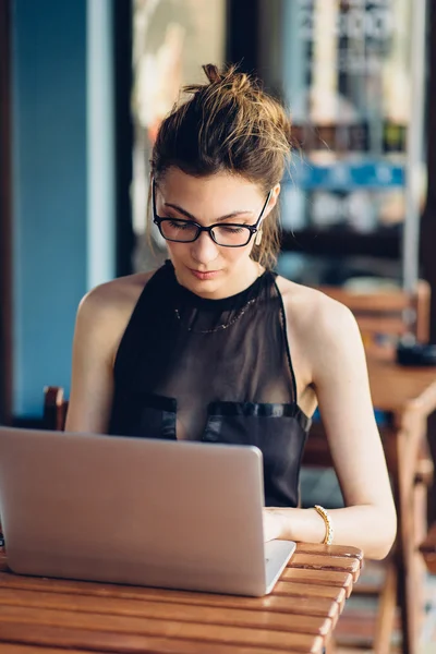Vonzó üzleti nő dolgozik a laptop — Stock Fotó