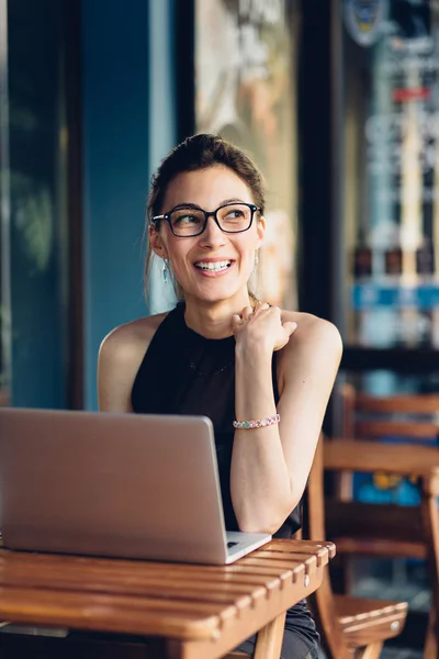 Attraktive Geschäftsfrau arbeitet an seinem Laptop — Stockfoto