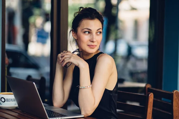 Mulher de negócios atraente trabalhando em seu laptop — Fotografia de Stock