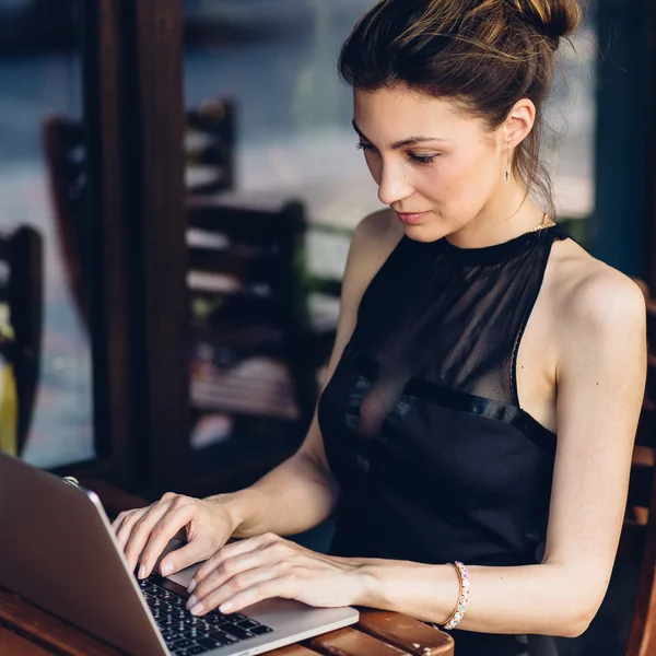 Приваблива ділова жінка працює на своєму ноутбуці — стокове фото