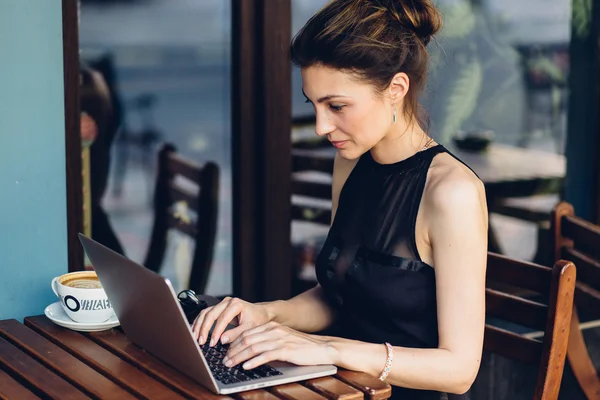 Mulher de negócios atraente trabalhando em seu laptop — Fotografia de Stock