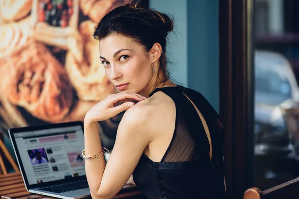 Aantrekkelijke zakenvrouw werken op zijn laptop — Stockfoto