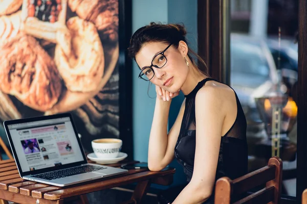 Attraktive Geschäftsfrau arbeitet an seinem Laptop — Stockfoto