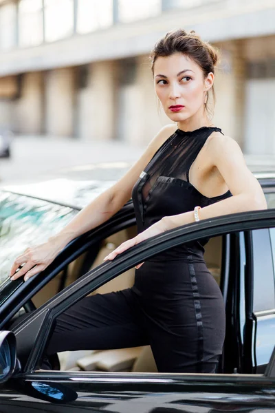 Jolie fille debout près de la voiture — Photo