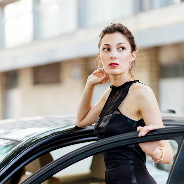 Jolie fille debout près de la voiture — Photo