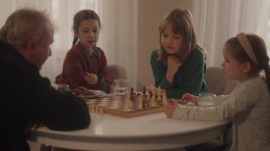 Nesiller, zor bir satranç oyunuyla birbirine bağlanıyor. Öğrenme ve değerli aile anlarını teşvik ediyor..