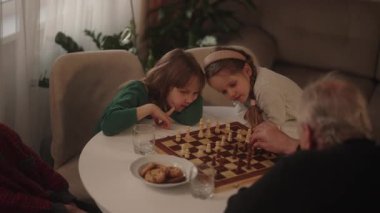 Yaşlı bir adam, genç torunlarıyla iç açıcı bir satranç oyunundan zevk alır. Bilgisini paylaşır ve sevgi dolu aile anıları yaratır..