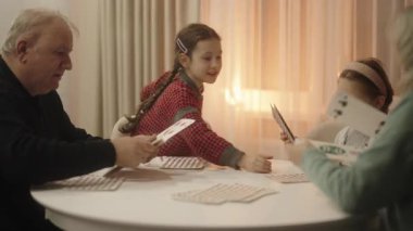 Büyük anne ve büyük babaları ve torunları eğlenceli bir kart oyunu oynayarak neşe ve bağlarını güçlendirirken sevgi dolu aile anları başlar..