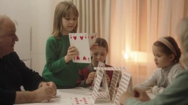 Büyükbaba ve torunları, mutlu anları ve aile eğlencesini paylaşan, iskambil kağıtlarından bir ev yarattılar..