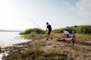 İki adam göl kıyısına olta atıyor, sakin bir yaz öğleden sonrası arkadaşlığı ve eğlencesi ile eğleniyorlar..