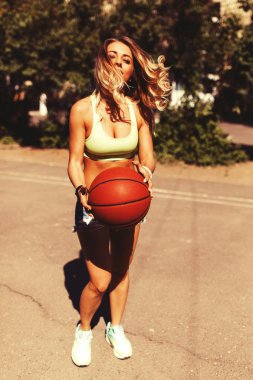 Basketbol sahasında seksi kız