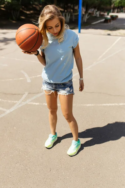 Сексуальная девушка на баскетбольной площадке — стоковое фото